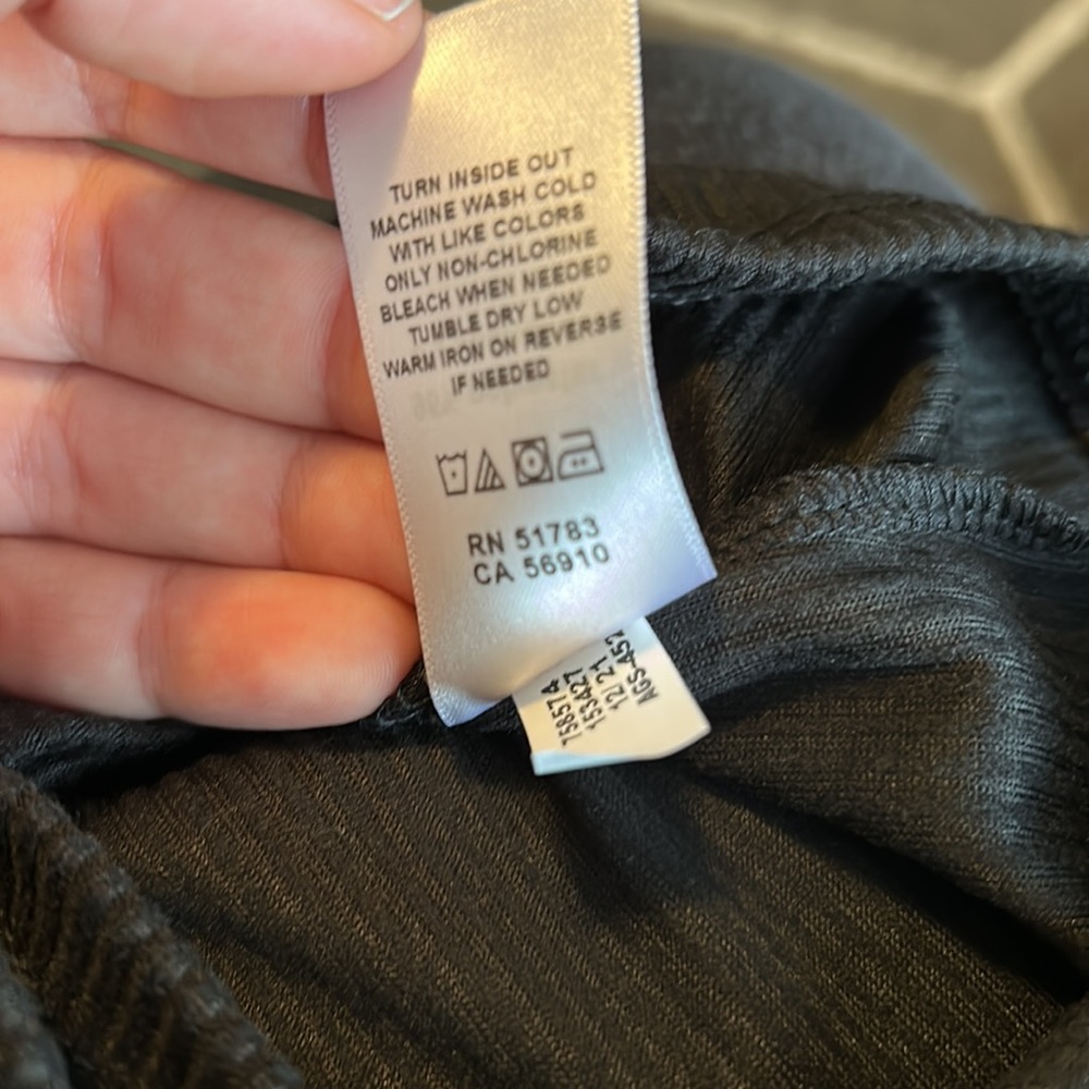 NWT Black V-Neck Ribbed Top - Picture 5 of 6